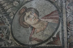 How did mosaics in Roman villas reflect social status and power?